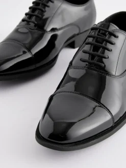 Zwart - Standaard pasvorm - Lakleren Oxford-schoenen met neusstuk
