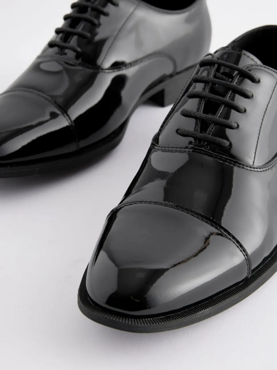 Zwart - Standaard pasvorm - Lakleren Oxford-schoenen met neusstuk