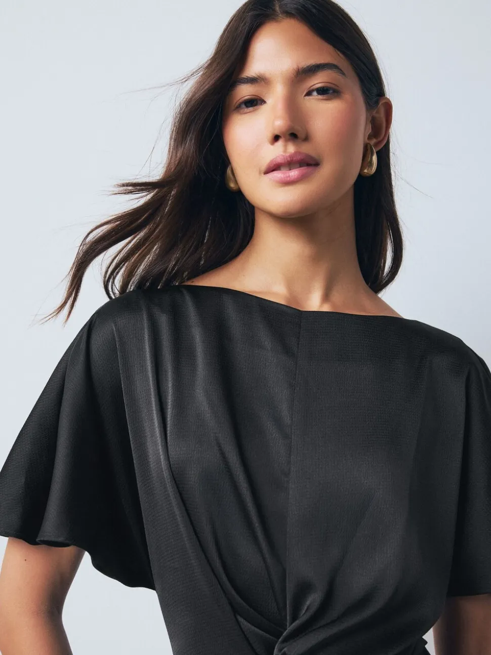 Zwart - Textured Satin Short Sleeve Twist Front Midi Dress