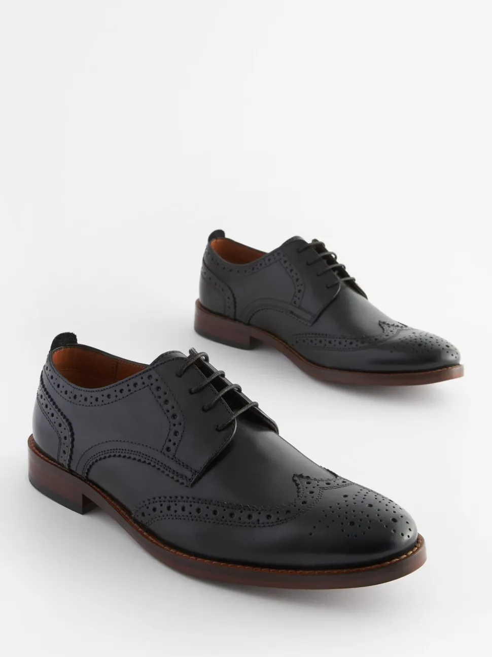 Zwart - Wijde pasvorm - Brogues van leer met contrasterende zool