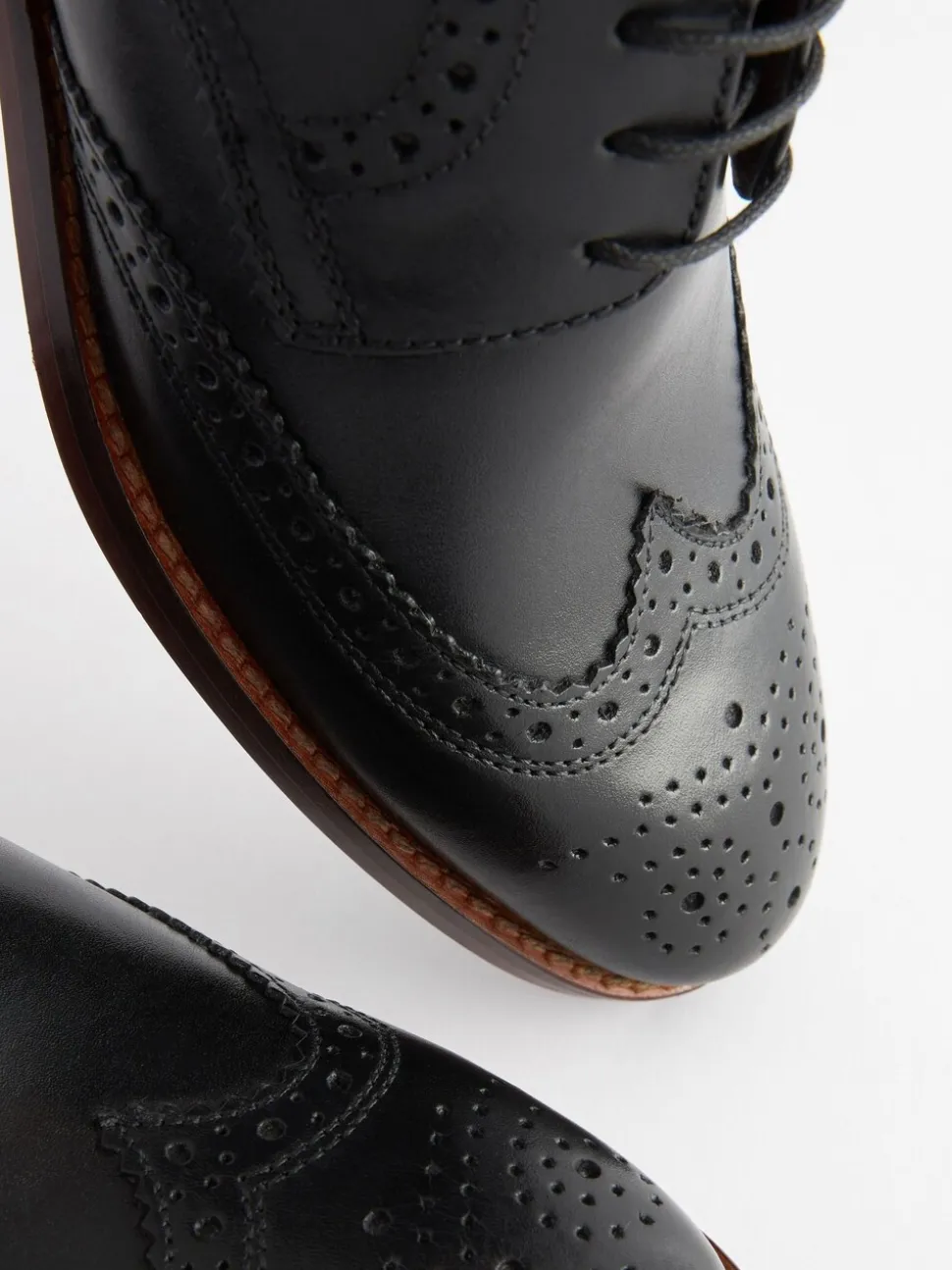 Zwart - Wijde pasvorm - Brogues van leer met contrasterende zool