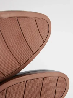Zwart - Wijde pasvorm - Brogues van leer met contrasterende zool