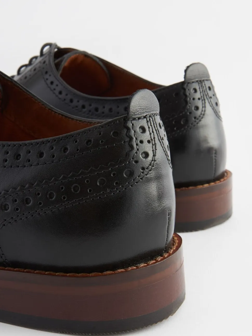 Zwart - Wijde pasvorm - Brogues van leer met contrasterende zool