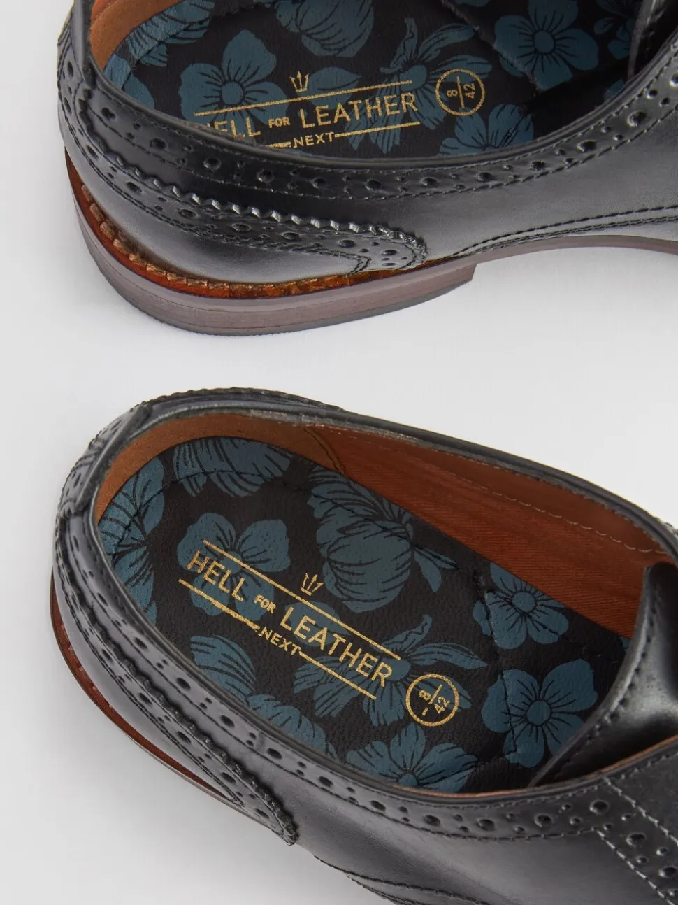 Zwart - Wijde pasvorm - Brogues van leer met contrasterende zool