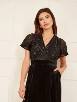 Zwart - Yumi jumpsuit met engelmouwen, van fluweel en versierd met lovertjes