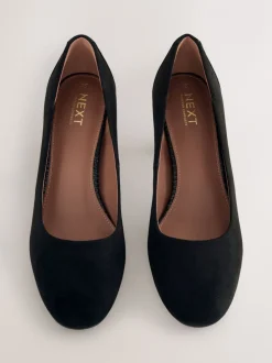 Zwart imitatiesuède - Forever Comfort® Round Toe Block Court Heels