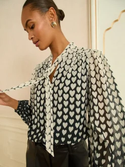 Zwart met hartjesprint - Love & Roses blouse met lange mouwen en striksluiting