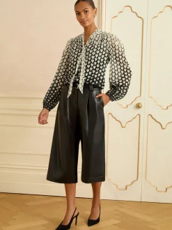 Zwart met hartjesprint - Love & Roses blouse met lange mouwen en striksluiting