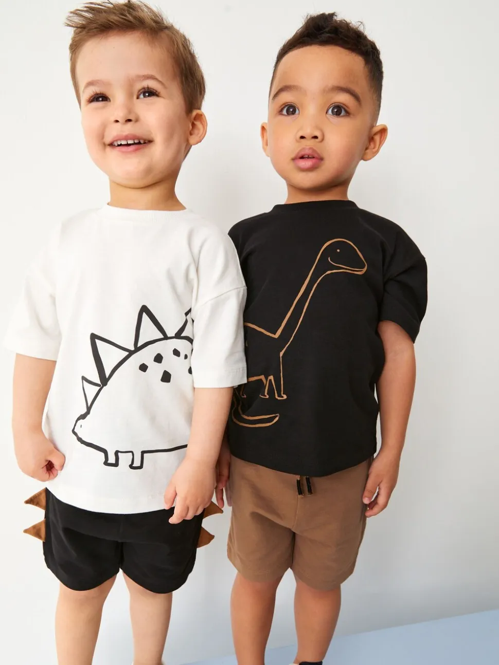 Zwart/lichtbruine dinosaurus - Set van 2 T-shirts met korte mouwen en shorts (3 mnd - 7 jr) (3 mnd - 7 jr)