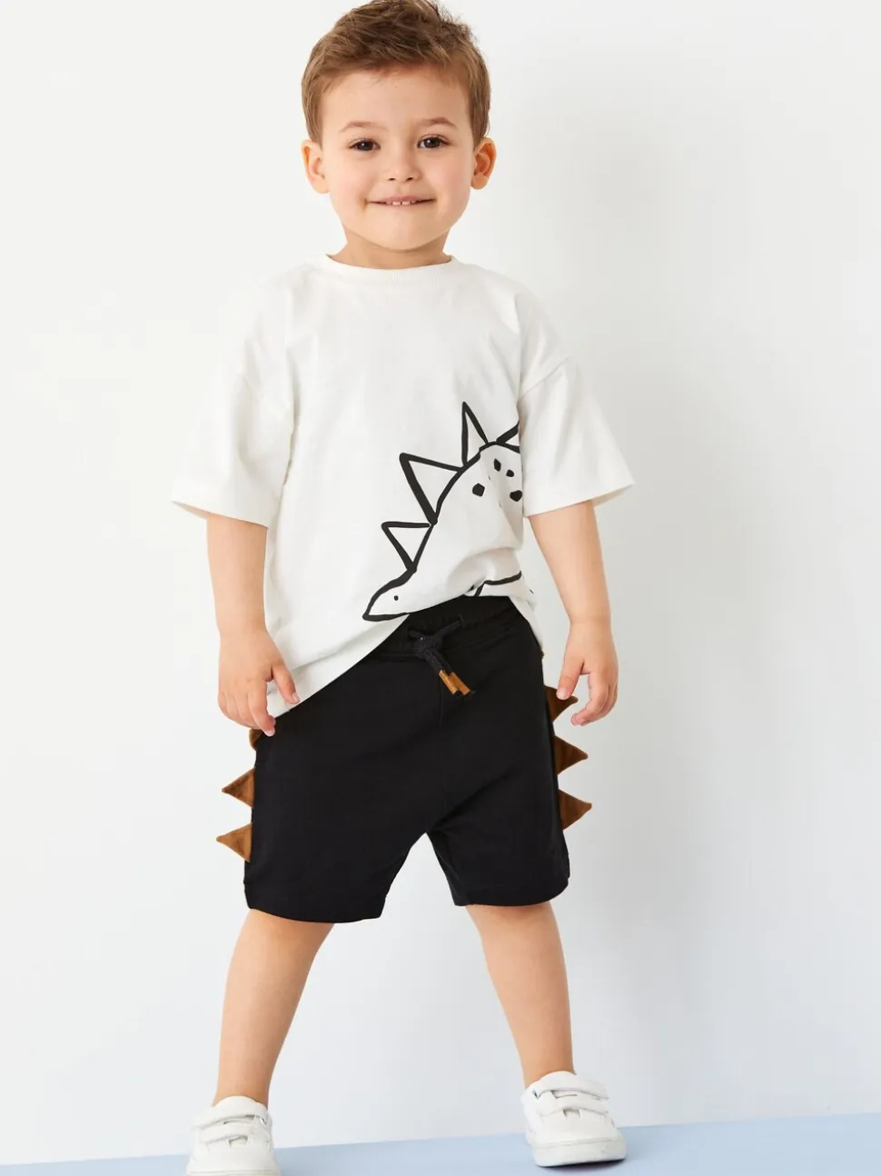 Zwart/lichtbruine dinosaurus - Set van 2 T-shirts met korte mouwen en shorts (3 mnd - 7 jr) (3 mnd - 7 jr)