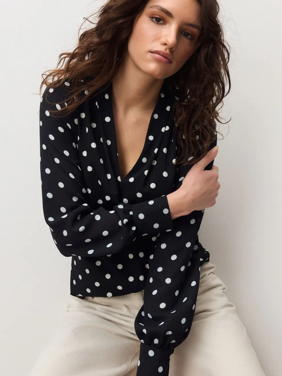 Zwart-wit met stippen - Blouse met V-hals en lange mouwen