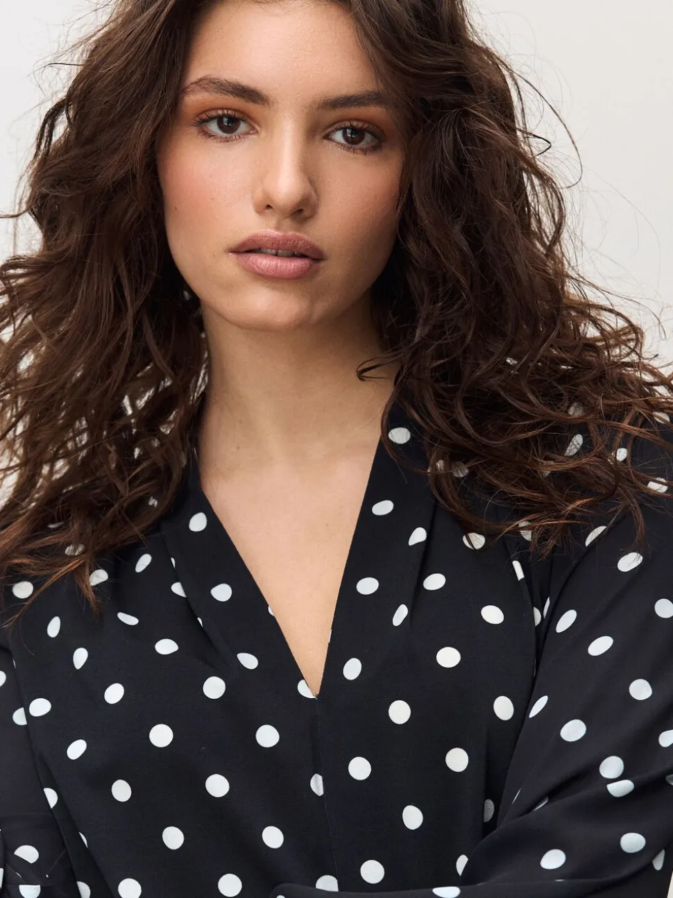 Zwart-wit met stippen - Blouse met V-hals en lange mouwen