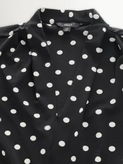 Zwart-wit met stippen - Blouse met V-hals en lange mouwen