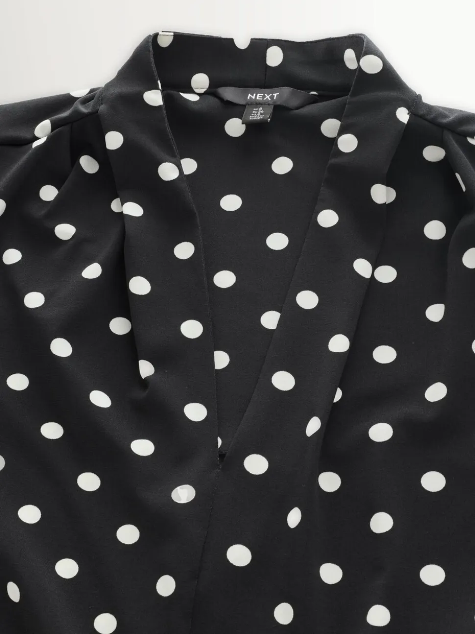 Zwart-wit met stippen - Blouse met V-hals en lange mouwen